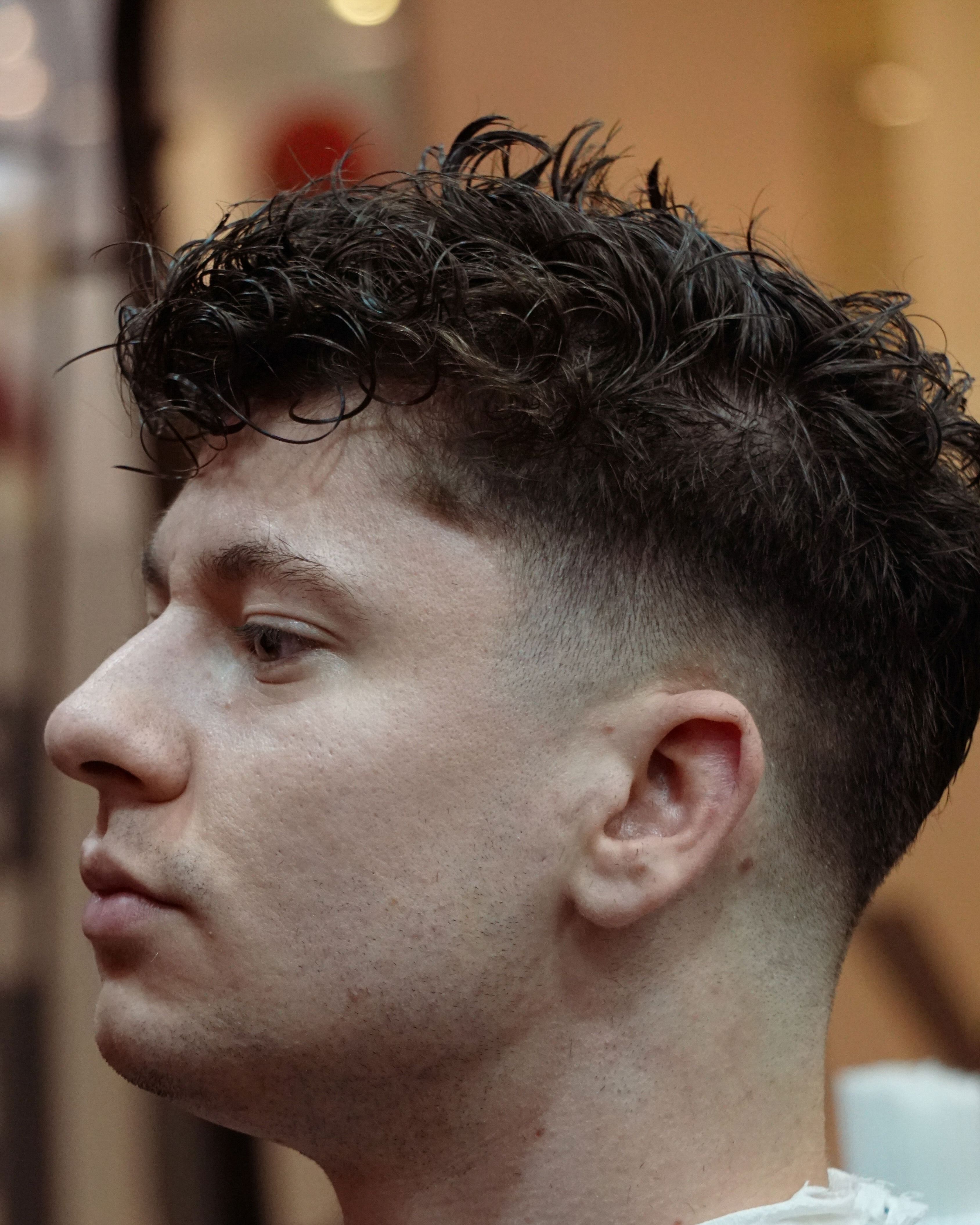 Texturált crop frizura skin fade átmenettel.